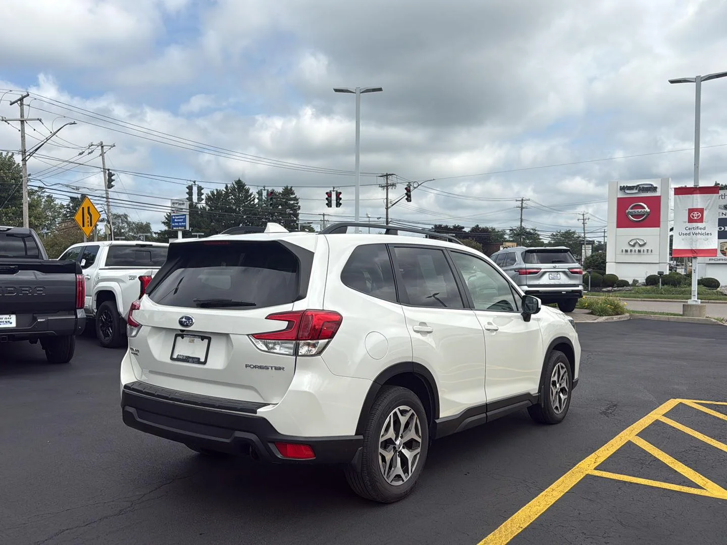 Used 2020 Crystal White Pearl Subaru Premium image 5