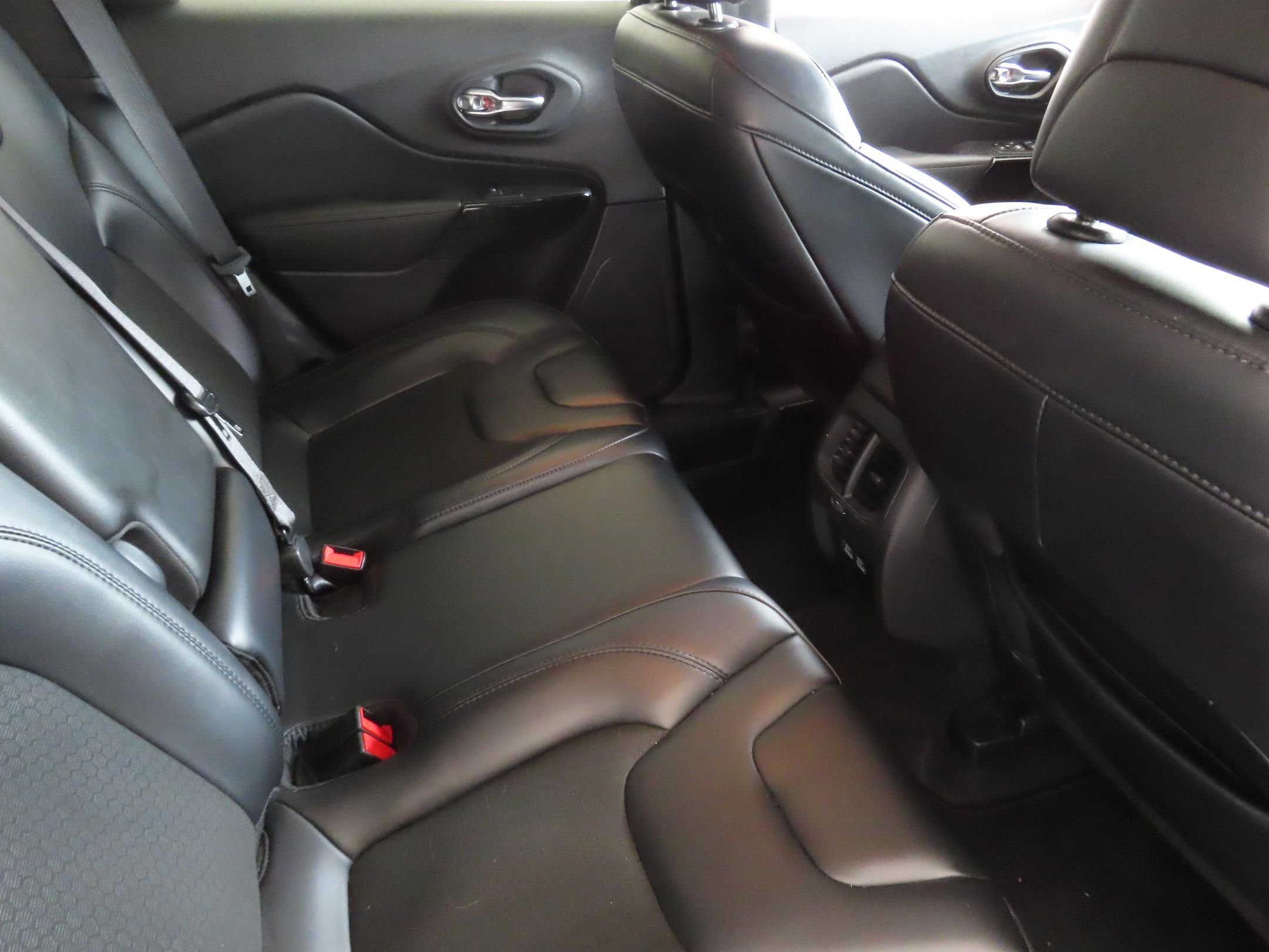 Used 2021 Black Jeep Latitude Plus image 23