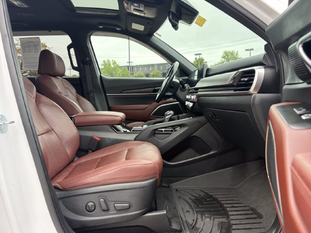 Certified Used 2024 White Pearl Kia EX image 21