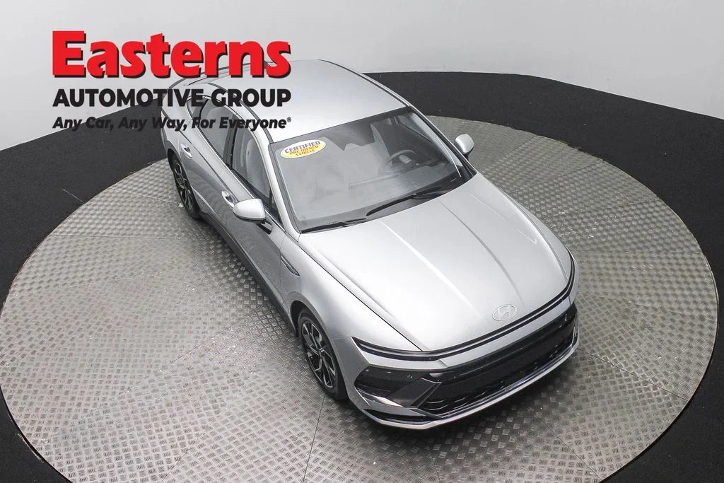 Used 2025 Silver Hyundai SEL image 3