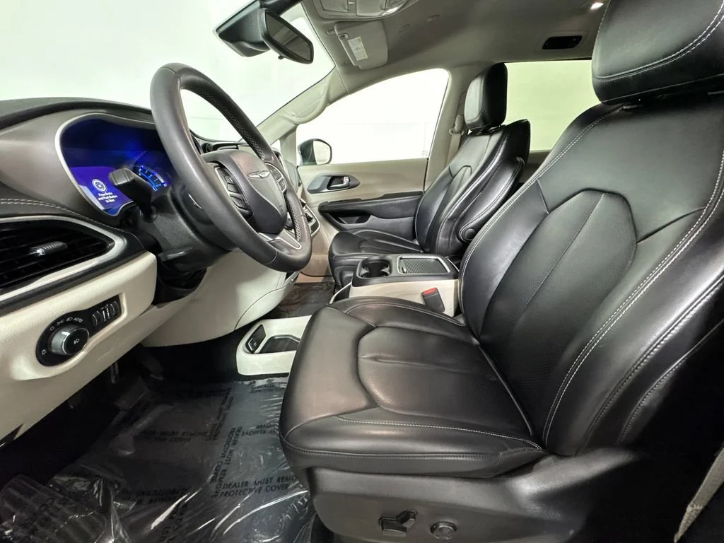 Used 2023 Black Chrysler Touring L image 6