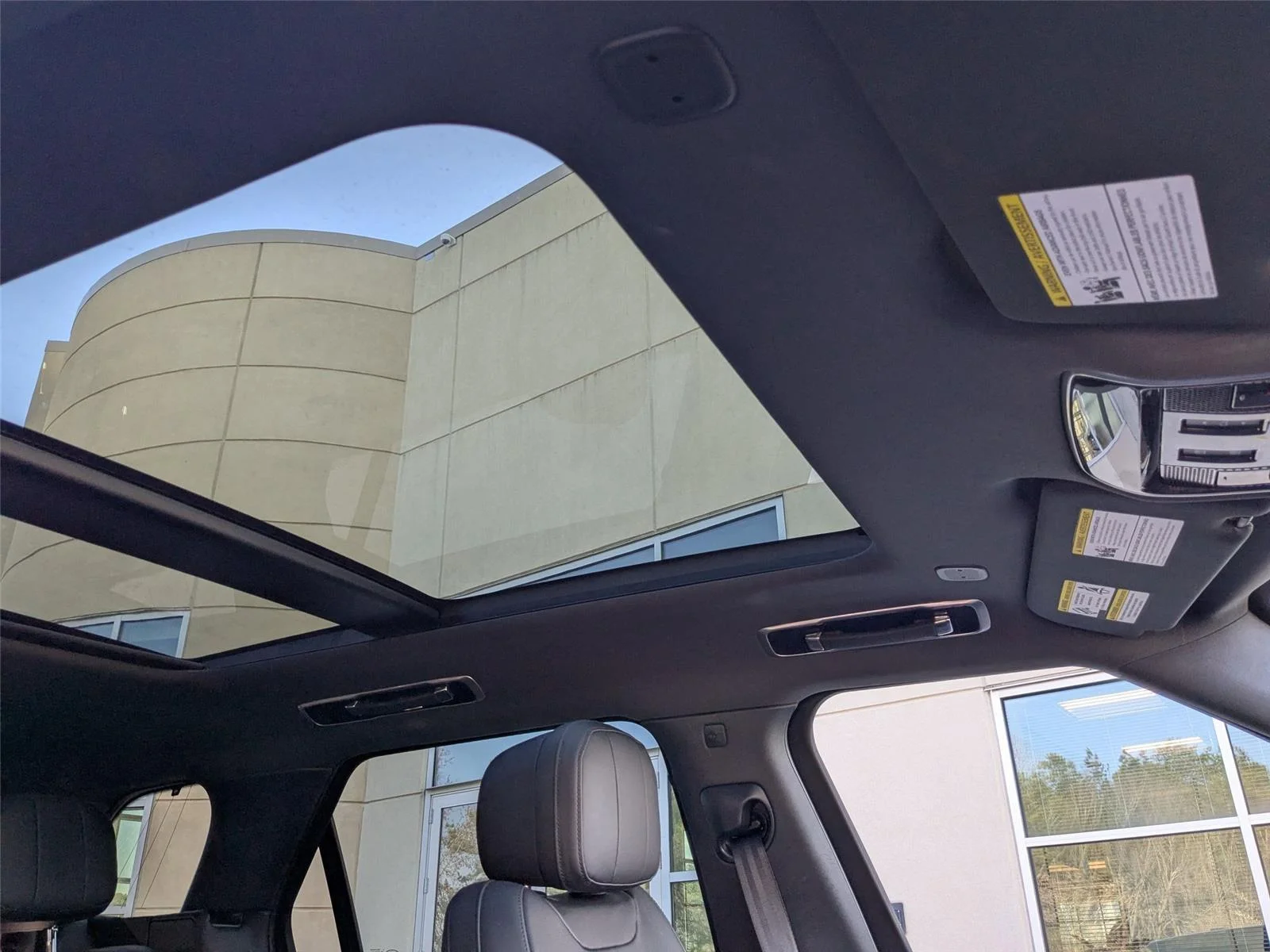 Used 2024  Land Rover Dynamic SE image 23