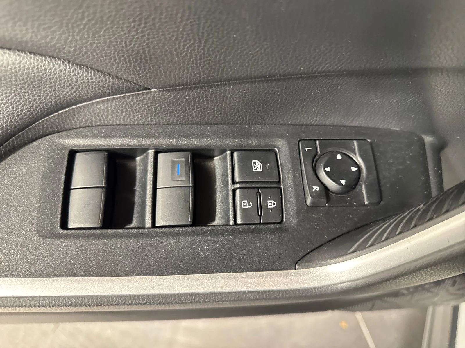 Used 2021 White Toyota XLE image 18