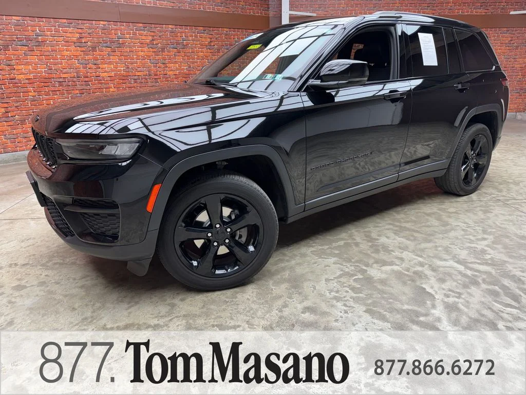 Used 2023 Diamond Black Jeep Altitude X image 1