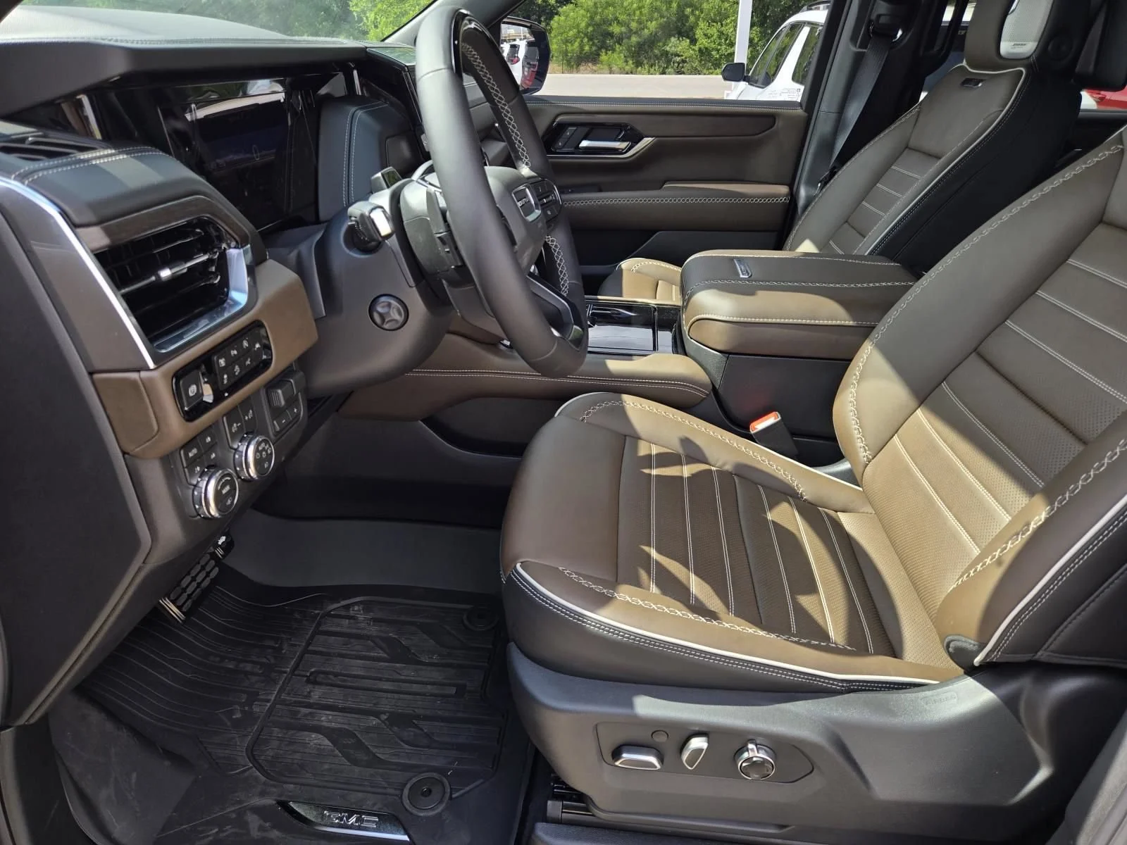 2026 GMC Yukon Denali Ultimate - Photo 7