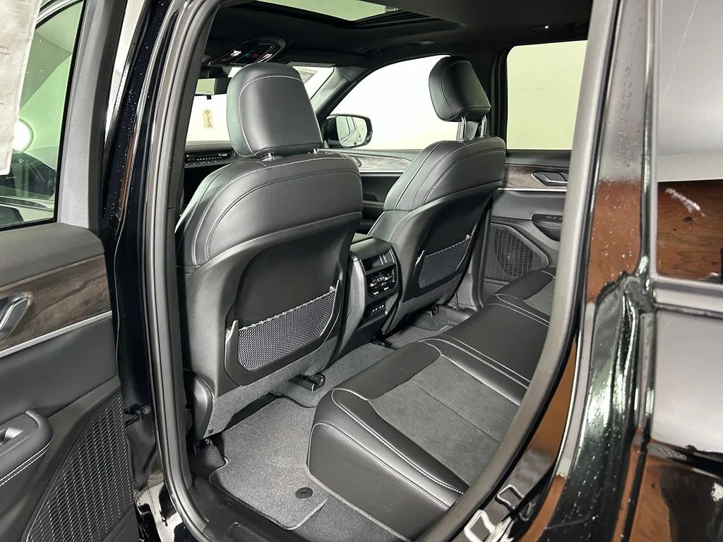 New 2026 Diamond Black Crystal Pearlcoat Jeep Altitude image 10