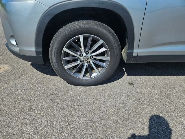 Used 2019 Silver Toyota XLE image 27