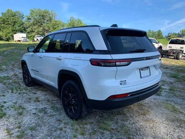 Used 2025 White Jeep Altitude image 6