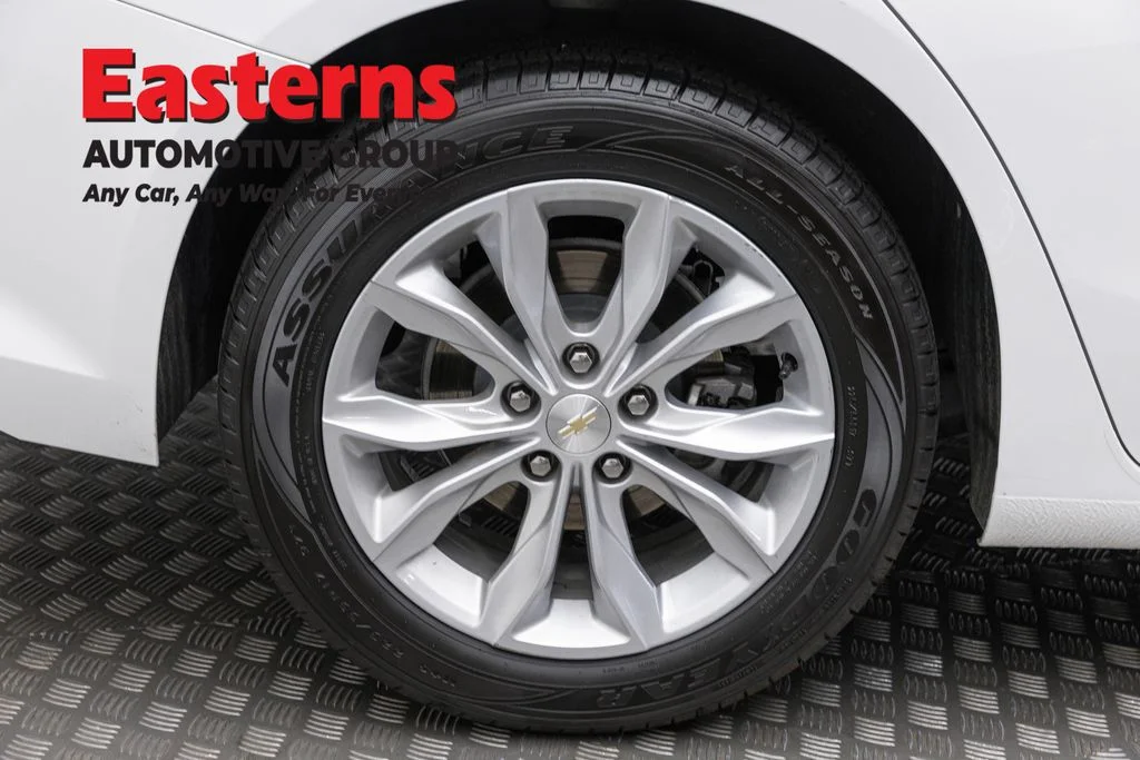 Used 2025 White Chevrolet LT image 29
