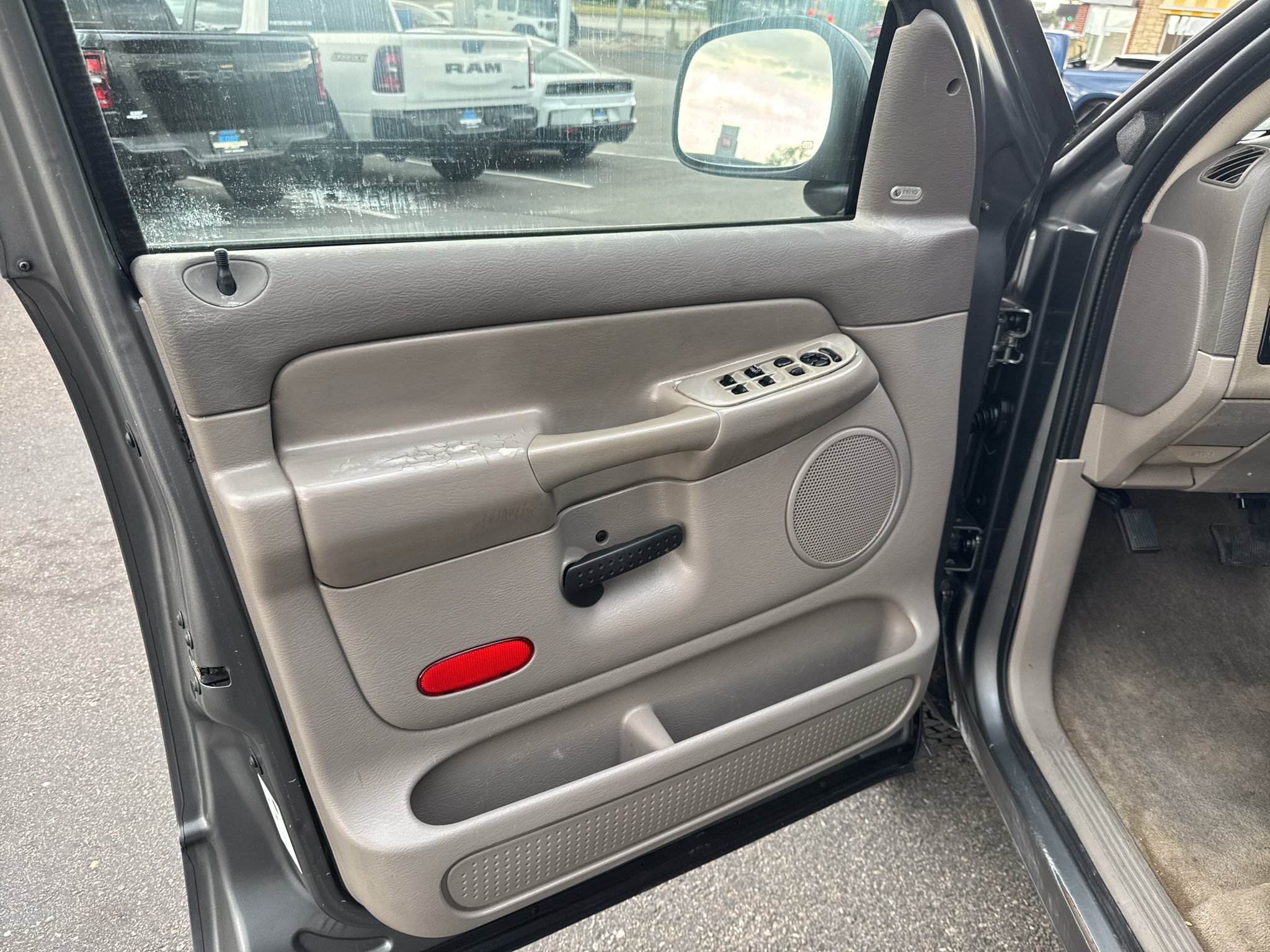 Used 2005 Gray Dodge SLT image 39
