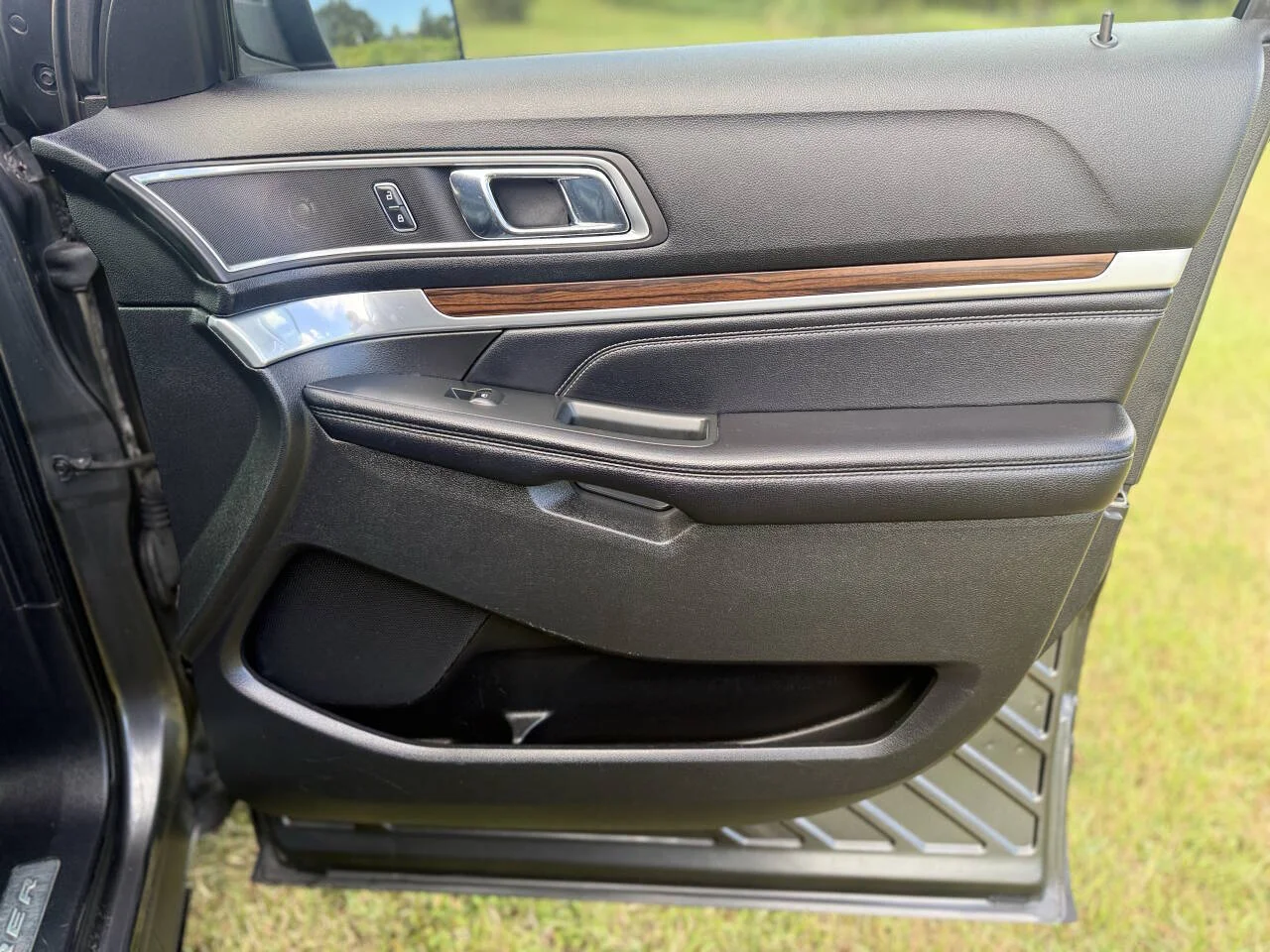 Used 2016 Gray Ford Limited 4dr SUV image 30