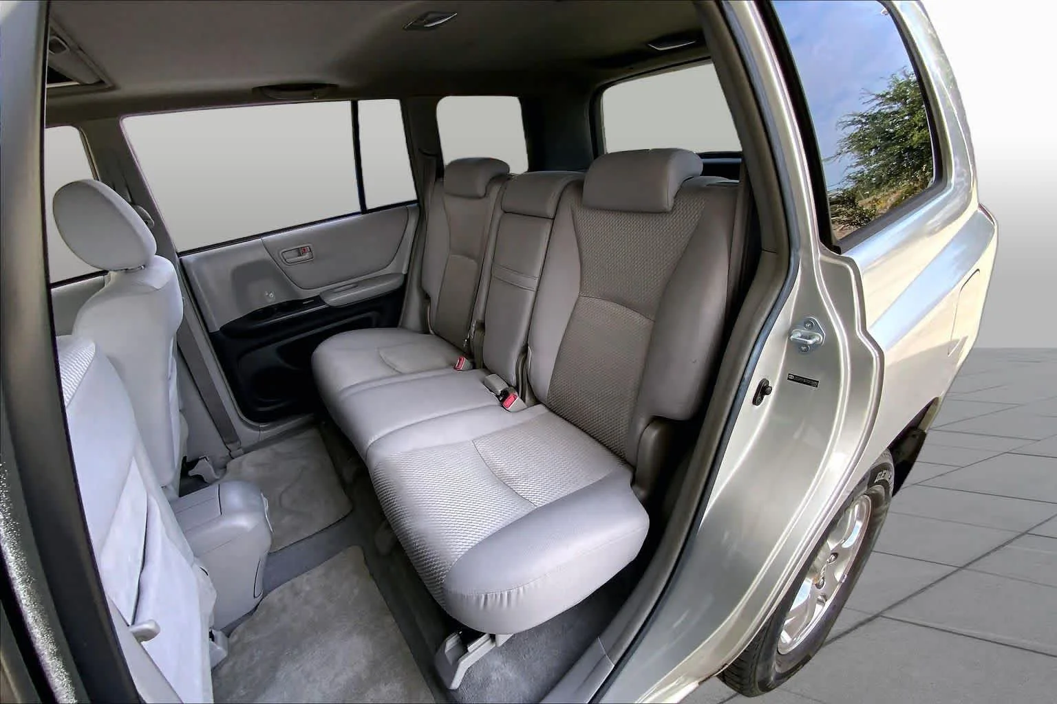 Used 2007 Millenium Silver Metallic Toyota  image 20