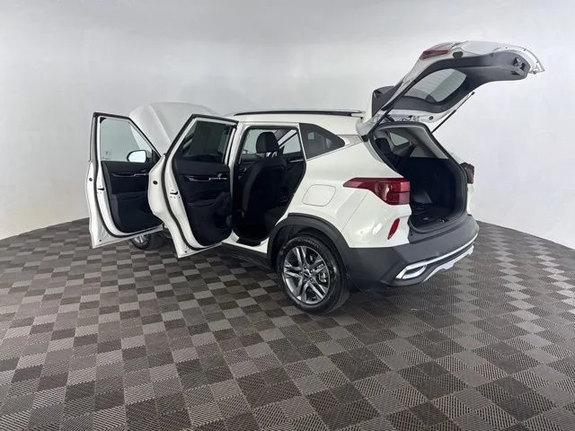 Used 2023 White Kia S image 20