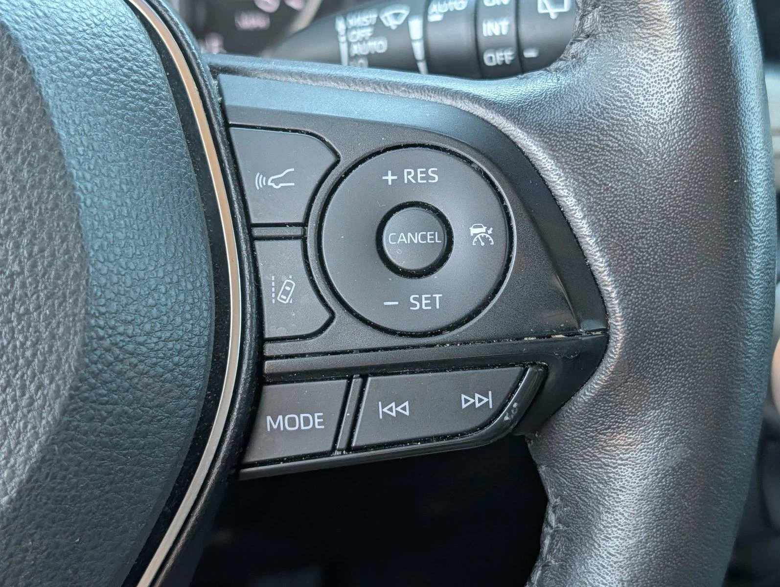 Used 2022 White Toyota XLE image 22