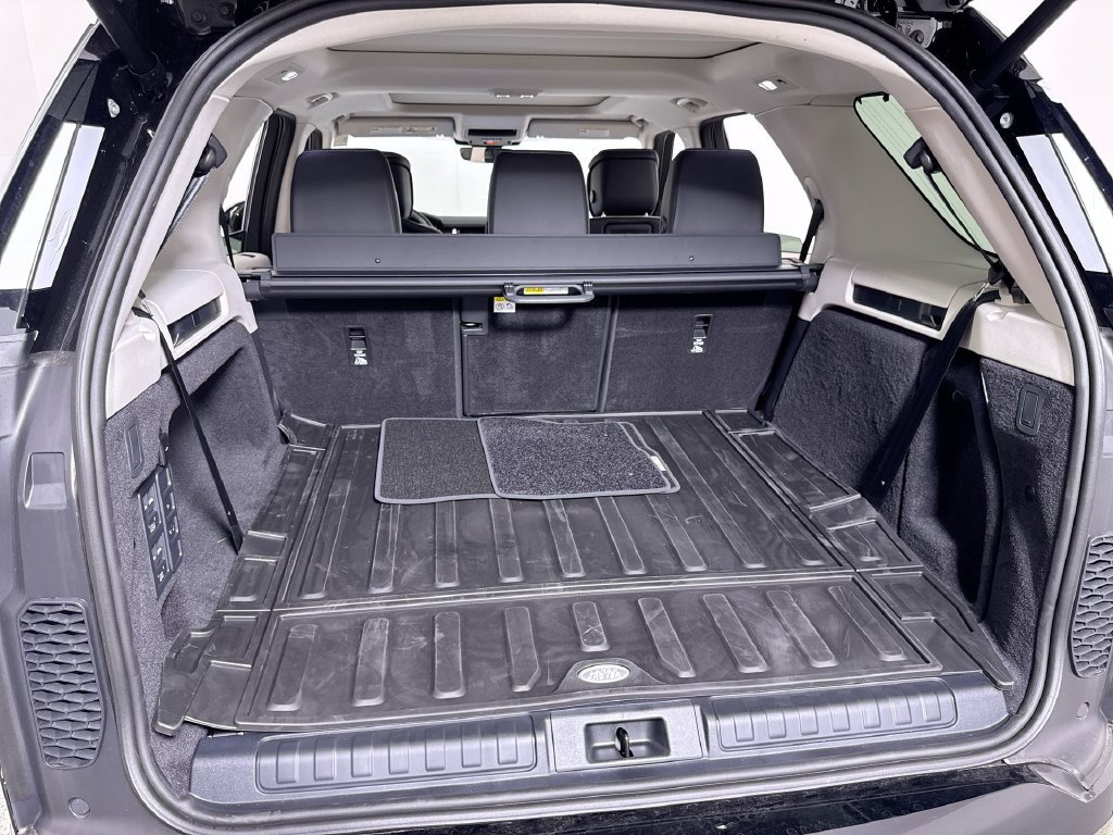 New 2026 Santorini Black Land Rover Dynamic SE image 21