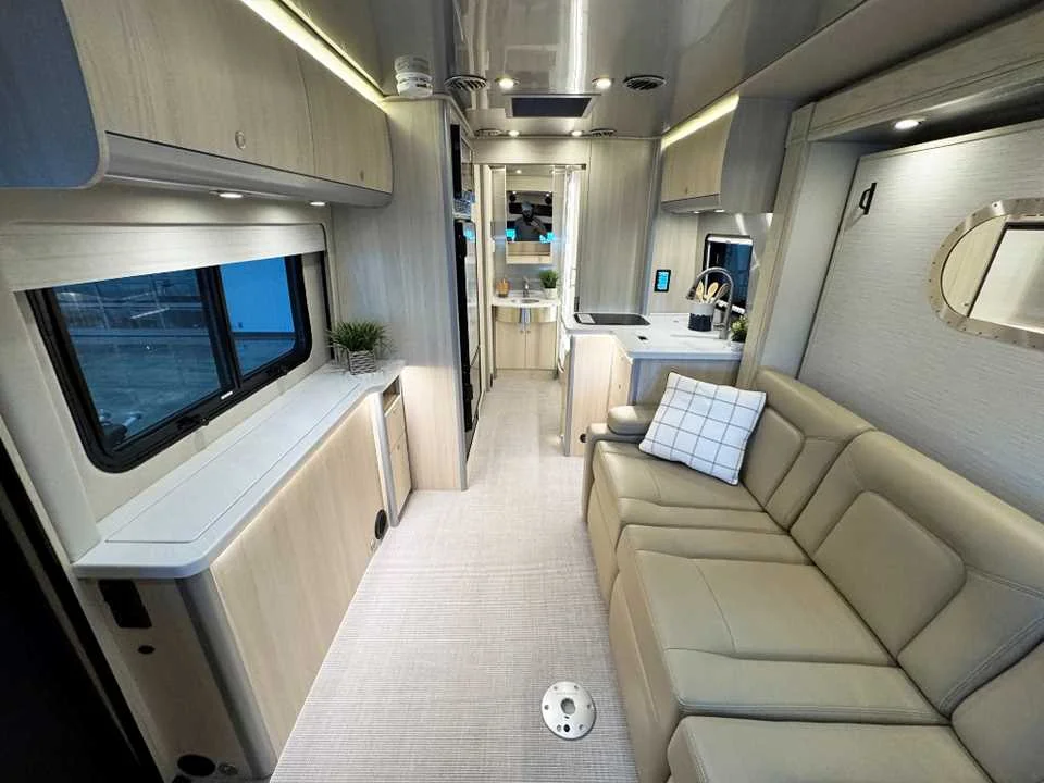 New 2025 Hightech Silver Premium Metallic AIRSTREAM  image 31