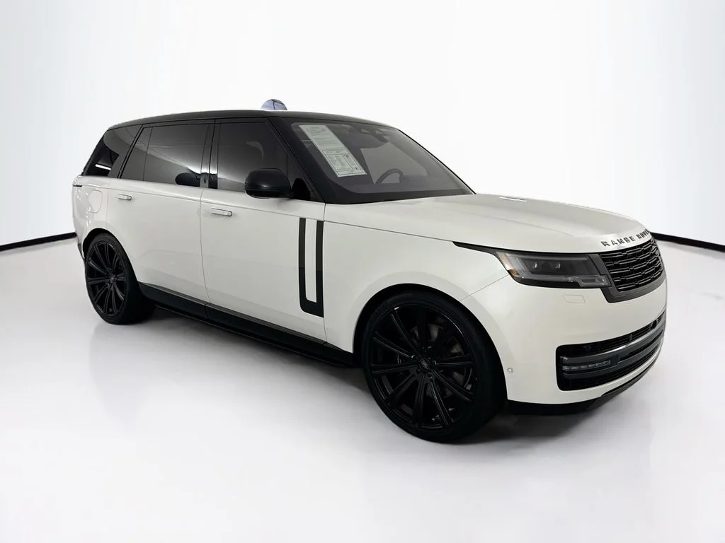 Used 2023 White Land Rover SE image 3