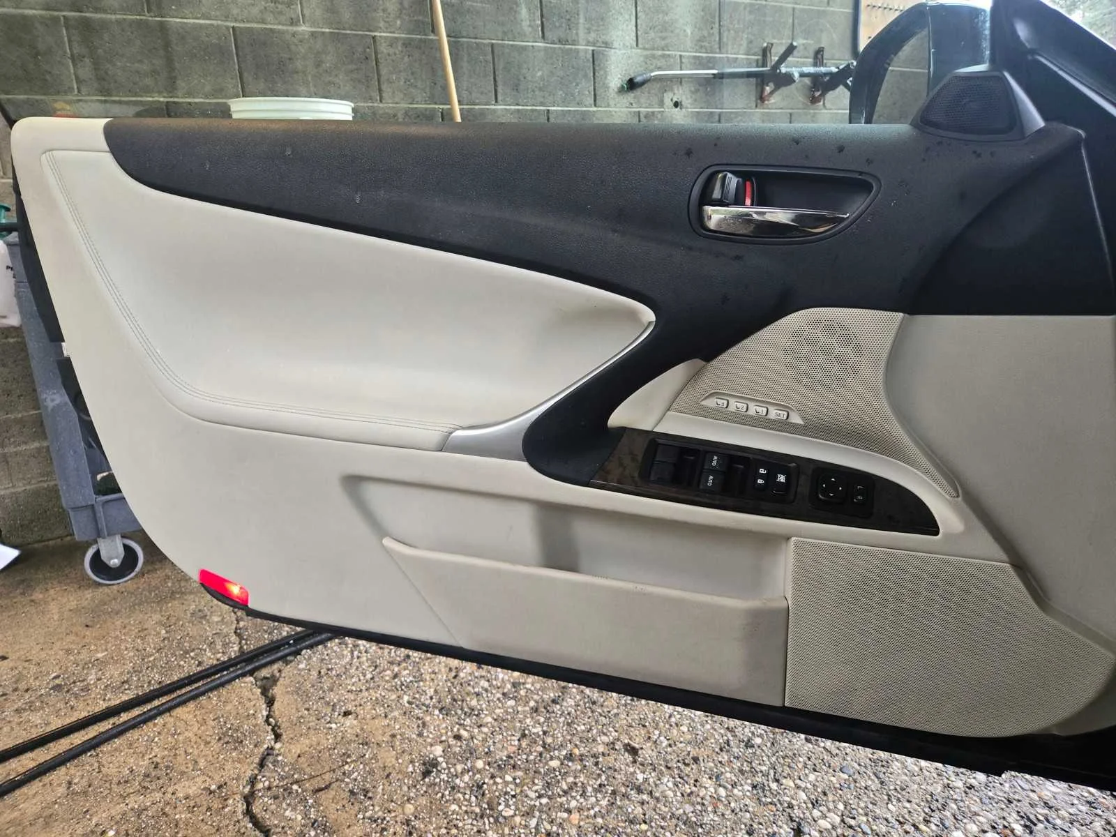 Used 2010  Lexus  image 25