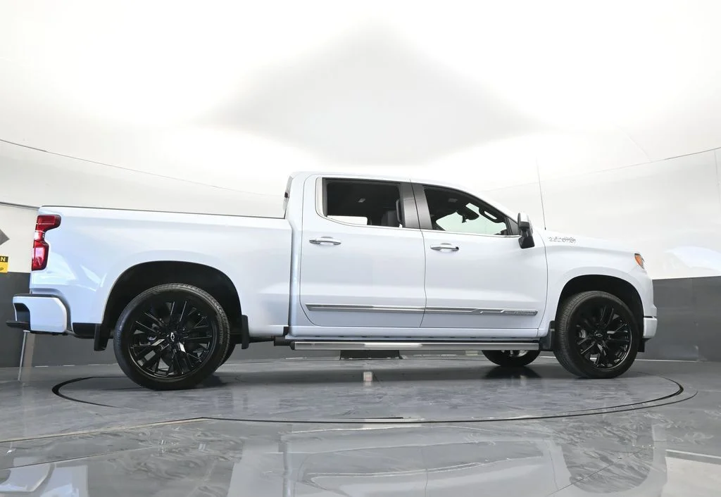 Used 2026 Summit White Chevrolet High Country image 77