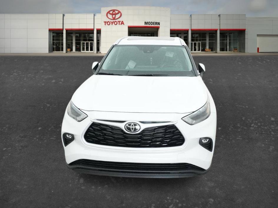 New 2026 Wind Chill Pearl Toyota Hybrid XLE image 13