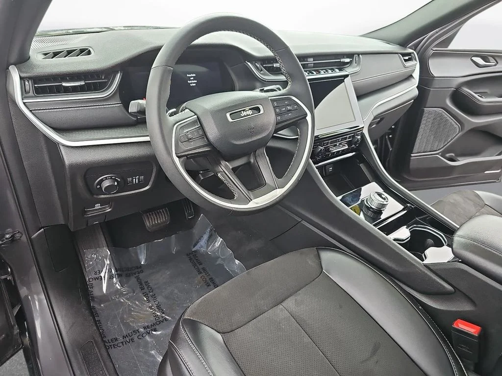 Used 2023 Gray Jeep Altitude image 18