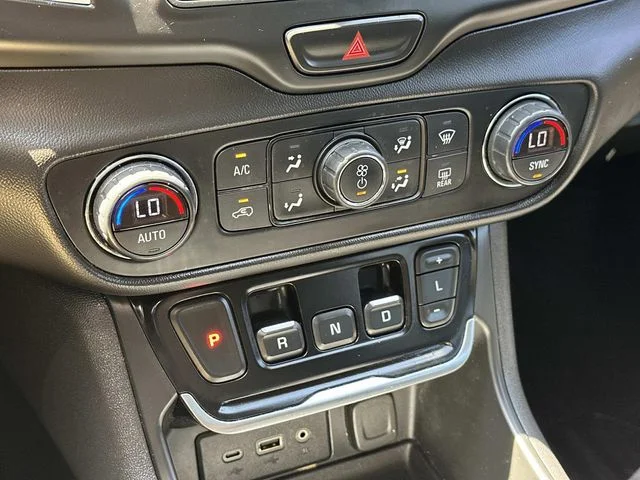 Used 2021 White GMC SLE image 29