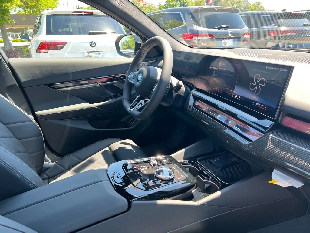 New 2027 Black BMW 550e xDrive image 31