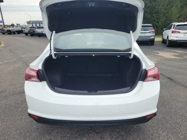 Used 2022 White Chevrolet LT image 9