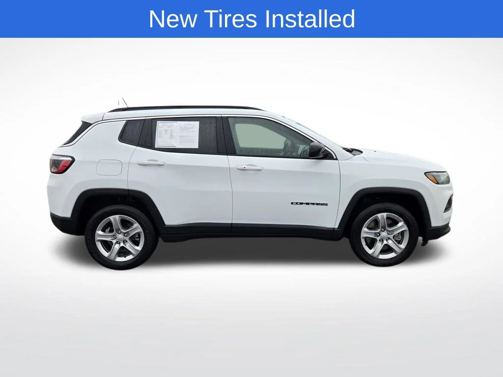 Used 2023 White Jeep Latitude image 2
