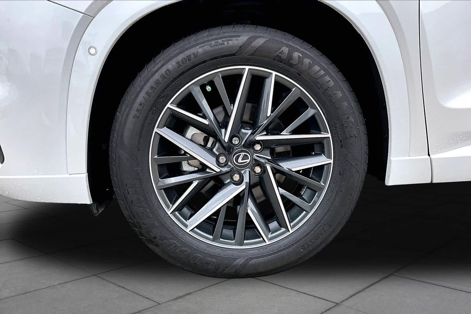 Used 2025 Wind Chill Pearl Lexus Premium image 11