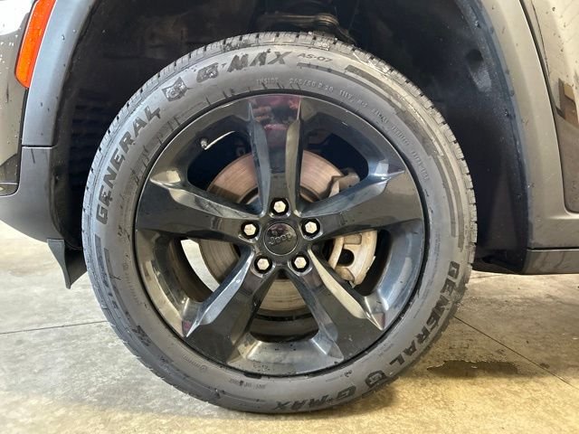 Used 2024 Diamond Black Crystal Pearlcoat Jeep Altitude X image 10