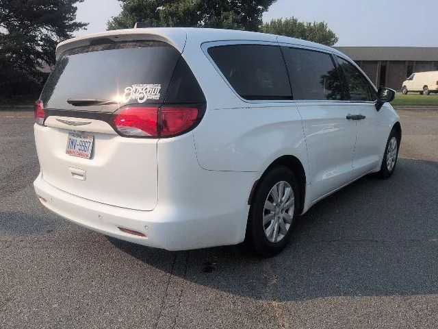 Used 2021 White Chrysler L image 8