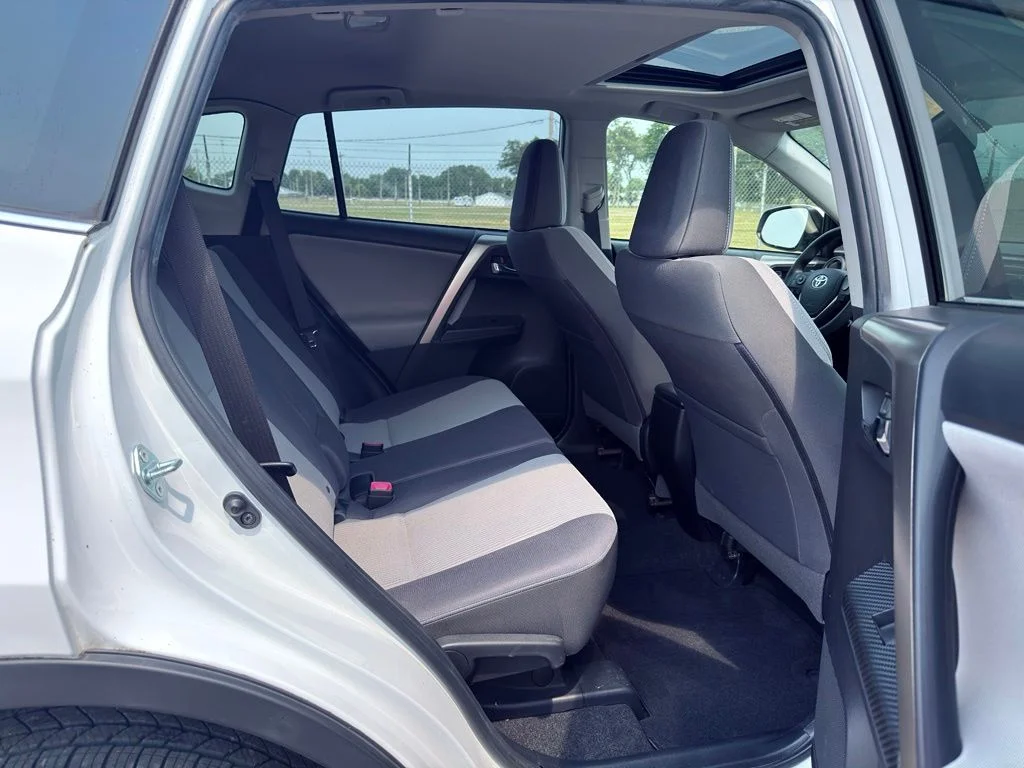 Used 2014 White Toyota XLE image 29
