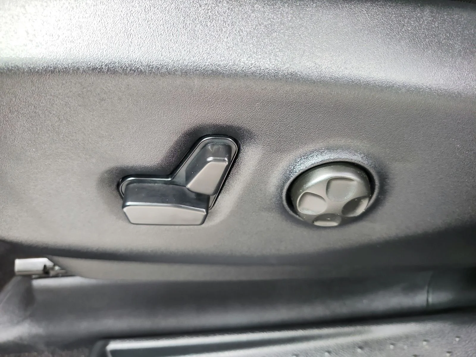Used 2025 Black Chrysler Select image 21