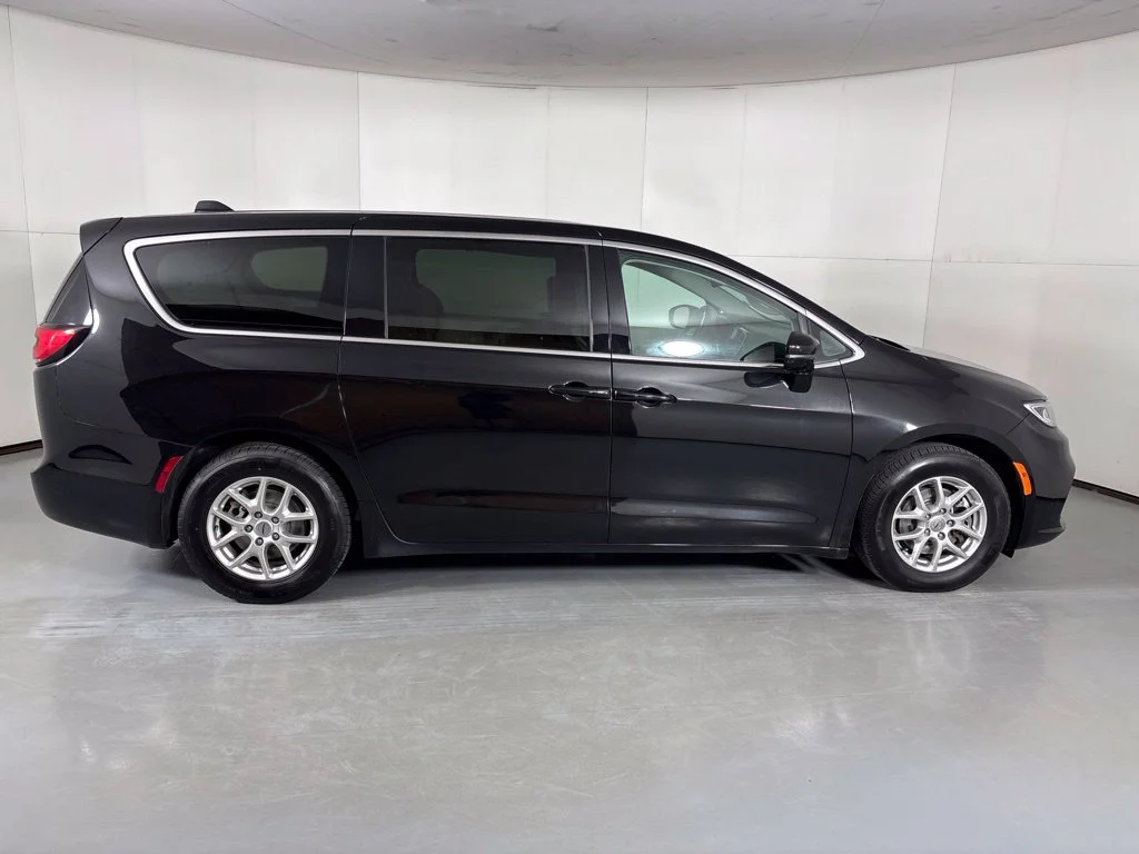 Used 2024 Black Chrysler Touring L image 9
