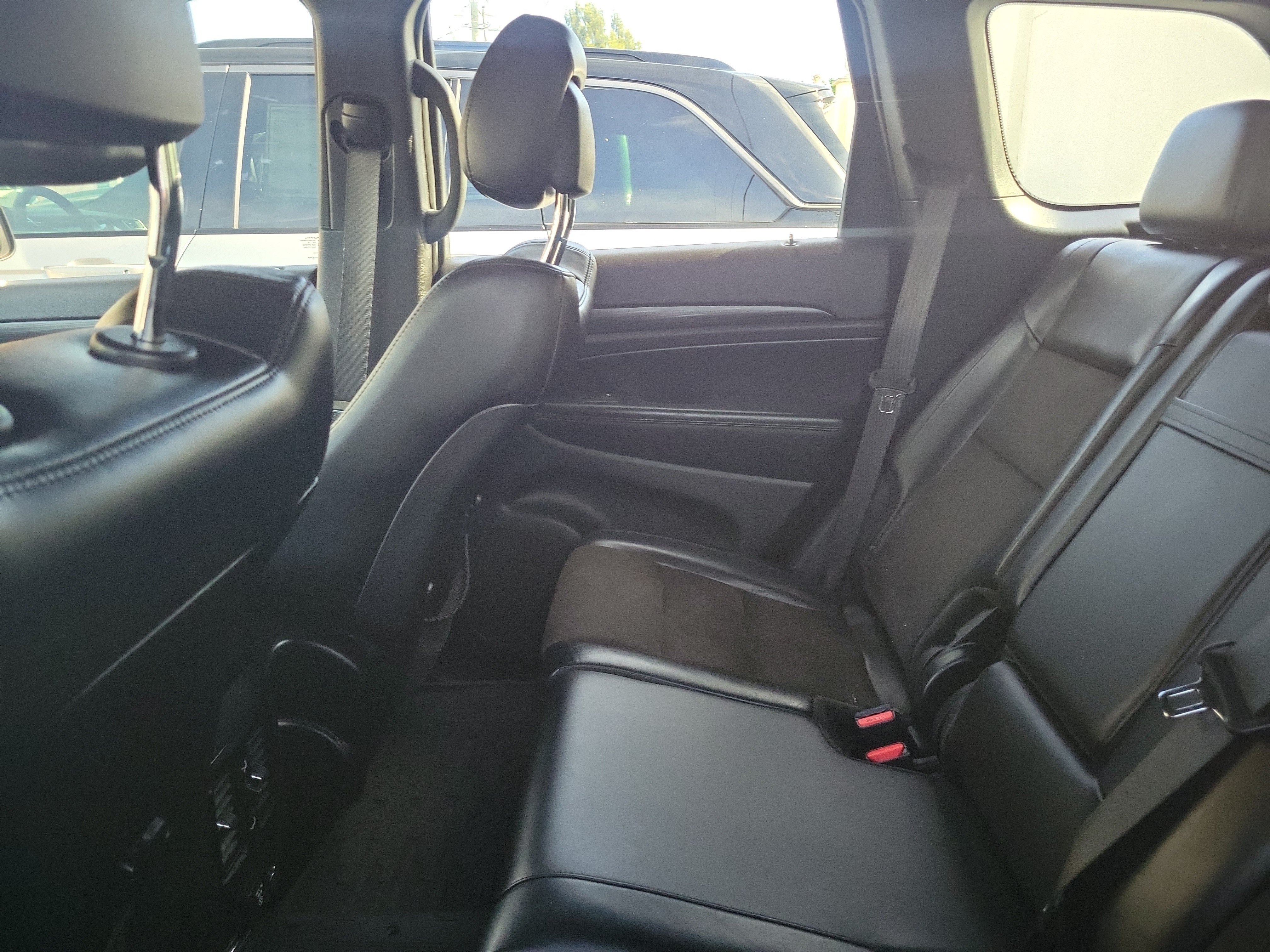 Used 2021 Diamond Black Crystal Pearlcoat Jeep Laredo X image 8