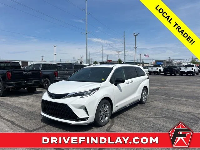 2021 Toyota Sienna XSE 7-Passenger Hybrid AWD's photo