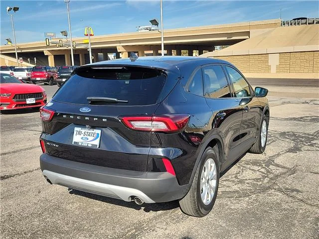 Used 2025 Agate Black Metallic Ford Active Front-Wheel Drive image 4