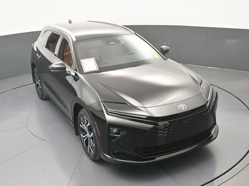 Used 2025 Black Toyota XLE image 61