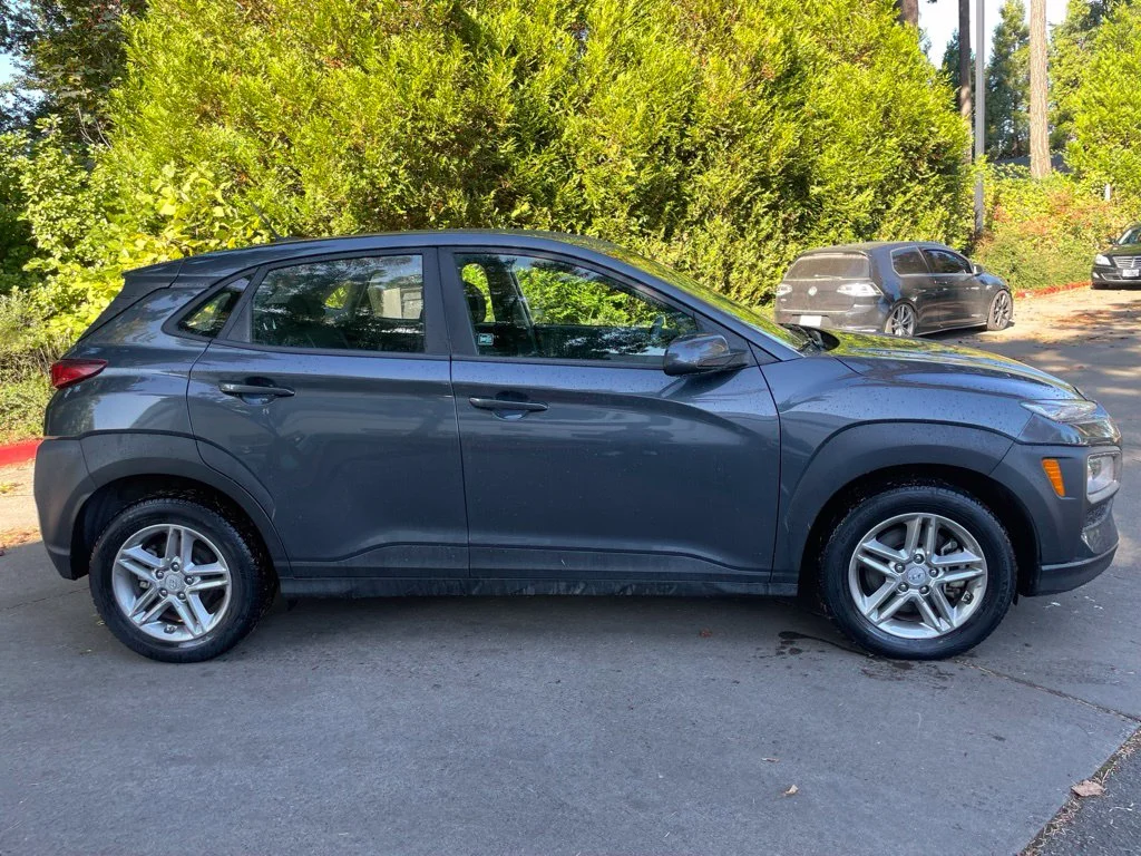 Used 2021 Thunder Gray Hyundai SE image 3