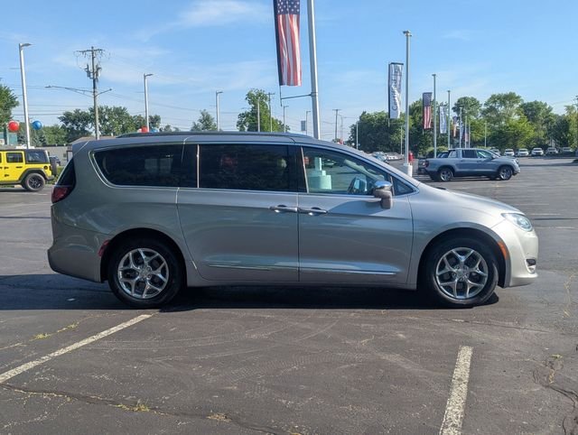 Used 2019 Billet Silver Metallic Clearcoat Chrysler Limited image 5