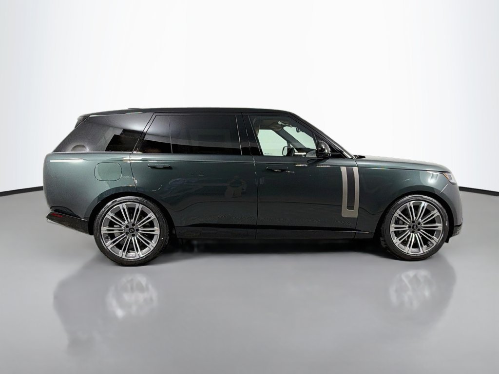 New 2027 Belgravia Green Land Rover SE image 4