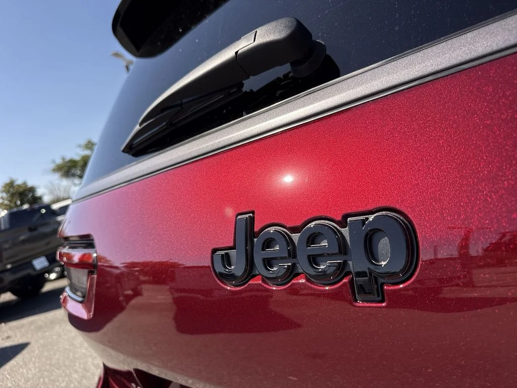 New 2026 Velvet Red Pearl-Coat Exterior Paint Jeep Limited image 4