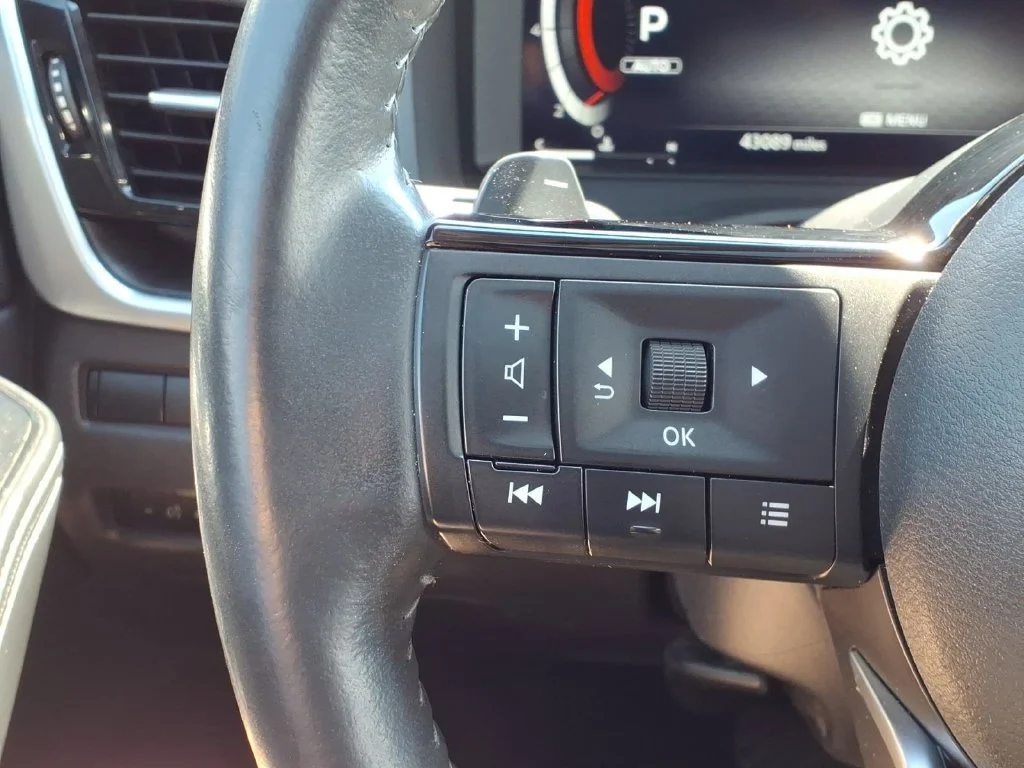 Used 2022 Silver Nissan Platinum image 31