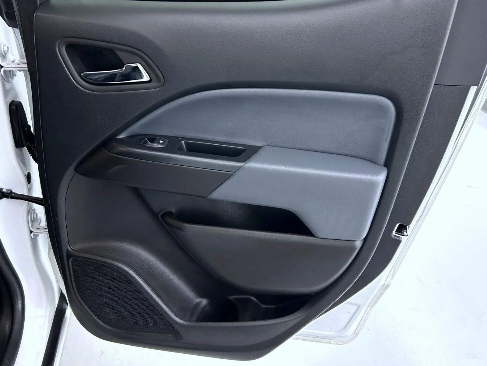 Used 2022 White Chevrolet Z71 image 17