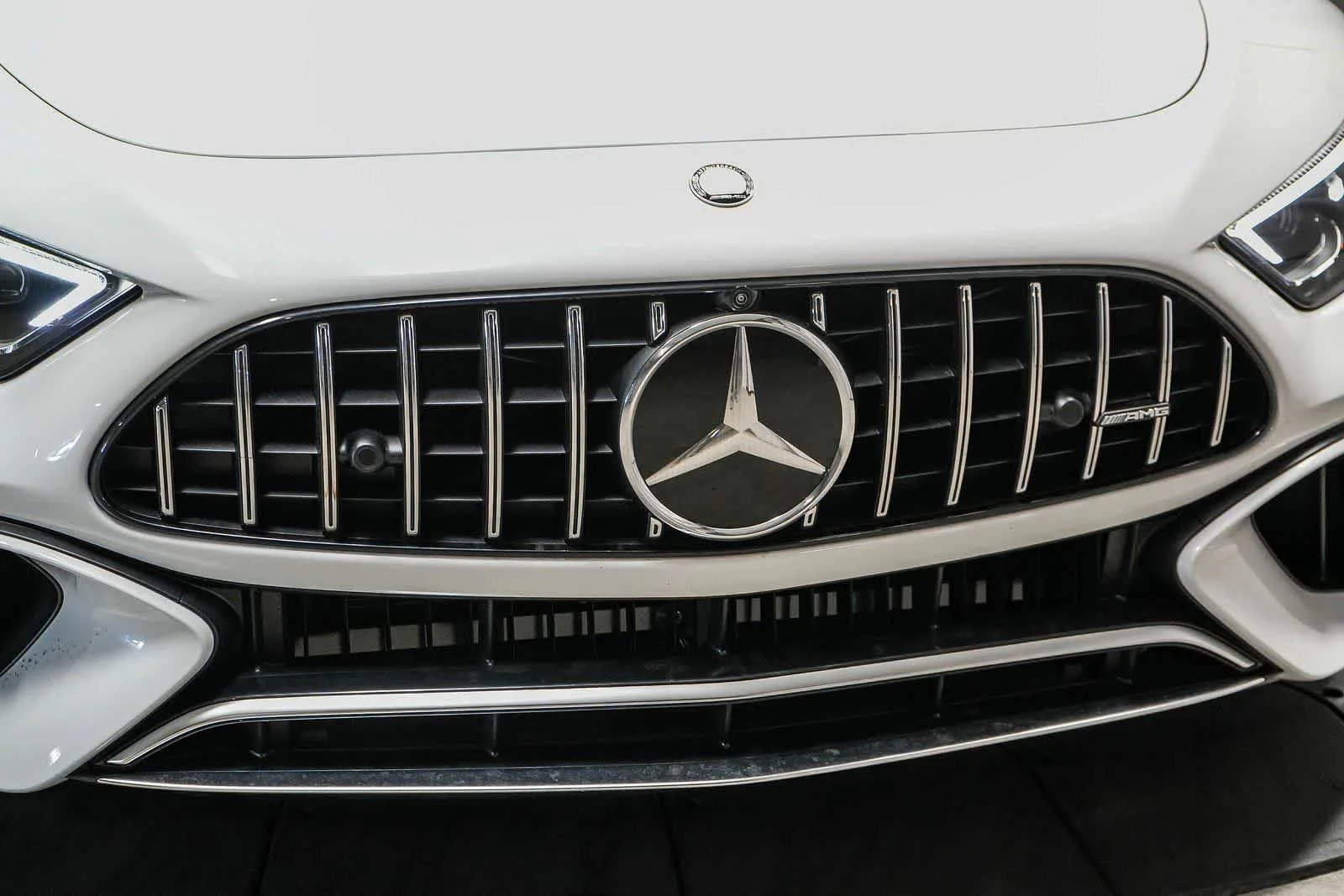 New 2025 MANUFAKTUR Moonlight White Metallic Mercedes-Benz AMG® SL 63 S E Performance Roadster image 46