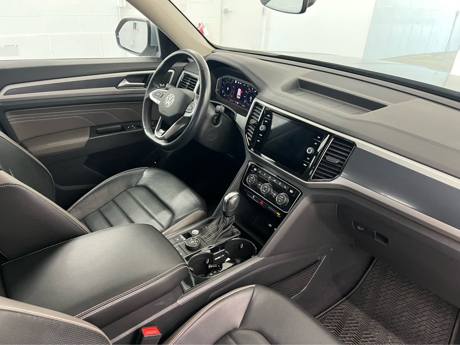 2023 Volkswagen Atlas SEL Premium R-Line - Photo 31