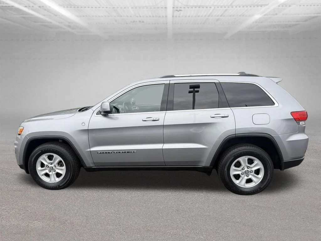 Used 2017 Billet Silver Metallic Clearcoat Jeep Laredo image 8