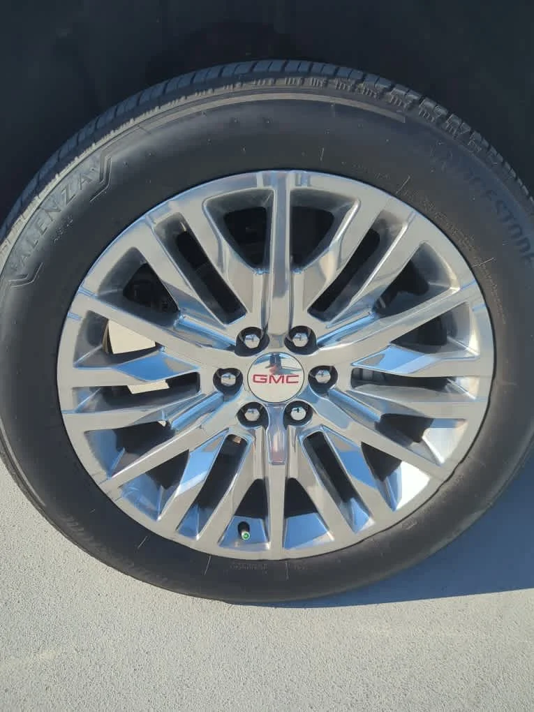 Used 2025 White Frost Tricoat GMC Denali image 11