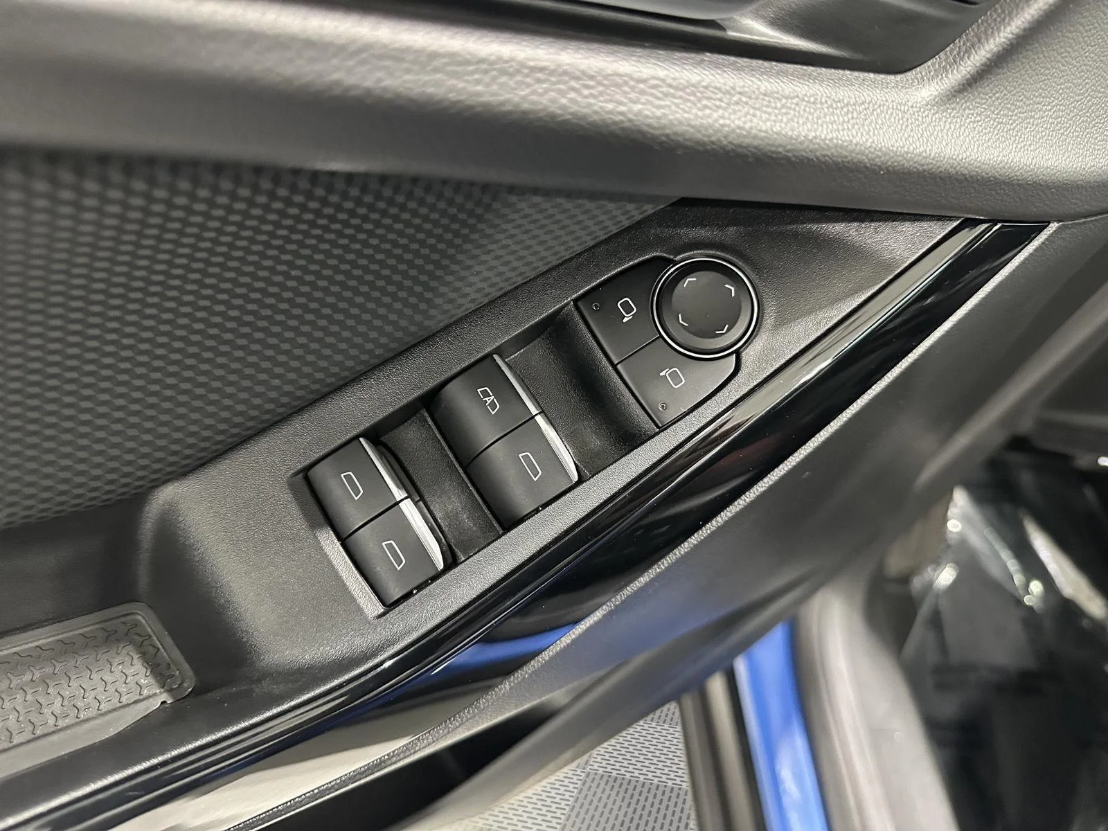 Used 2025 Reef Blue Metallic Chevrolet RS image 18